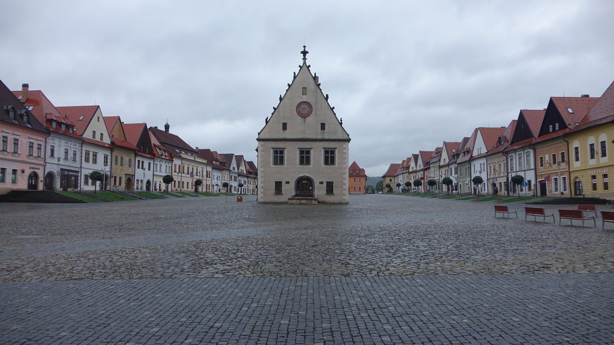 Bardejov / Bartfeld, historisches Rathaus und Gebude am Radnice Namesti (01.09.2020)