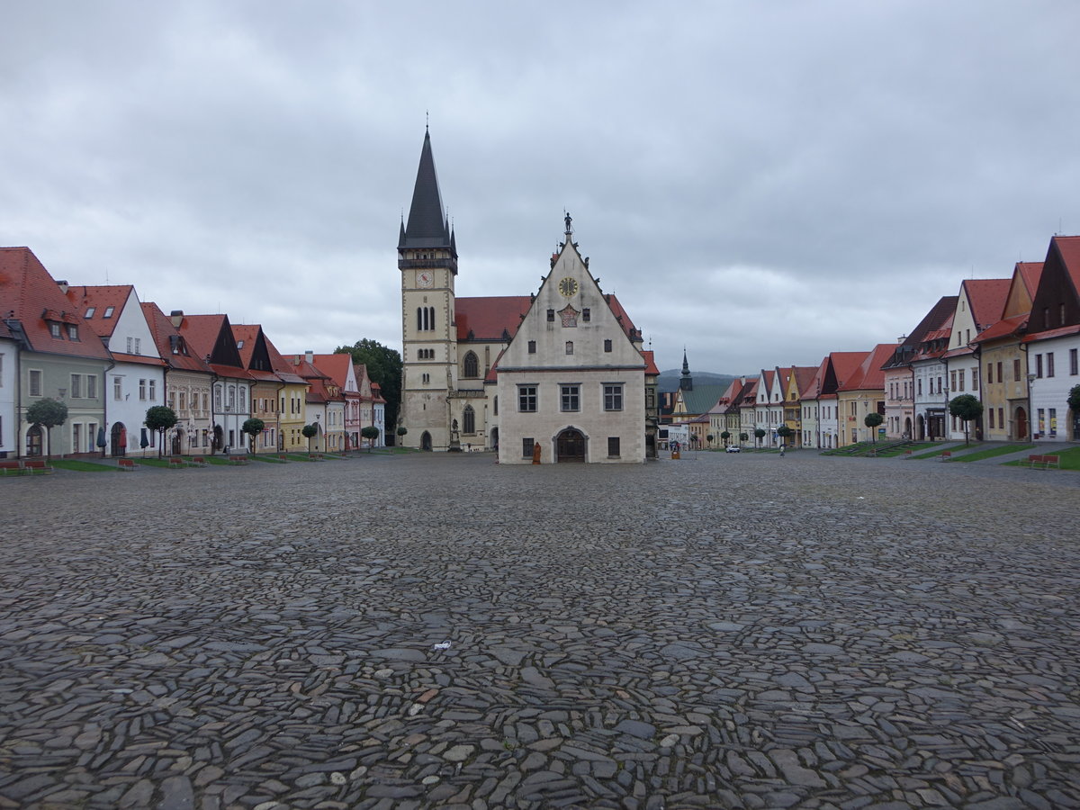Bardejov / Bartfeld, Rathaus von 1511 und Pfarrkirche St. gidius (01.09.2020)