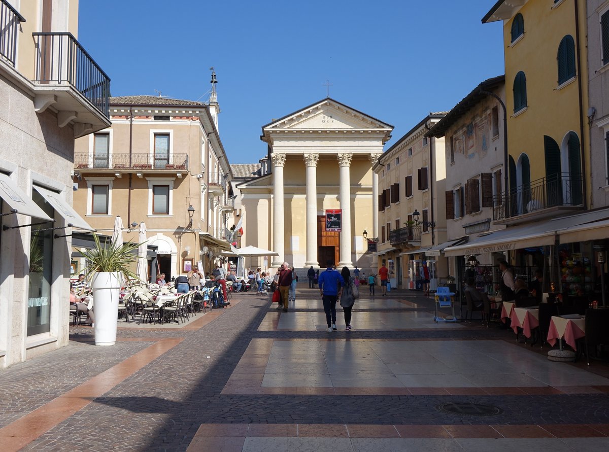 Bardolino, Kirche San Nicolo am Matteotti Platz, erbaut von 1830 bis 1847 durch 
Architekt B. Giuliari (07.10.2016)