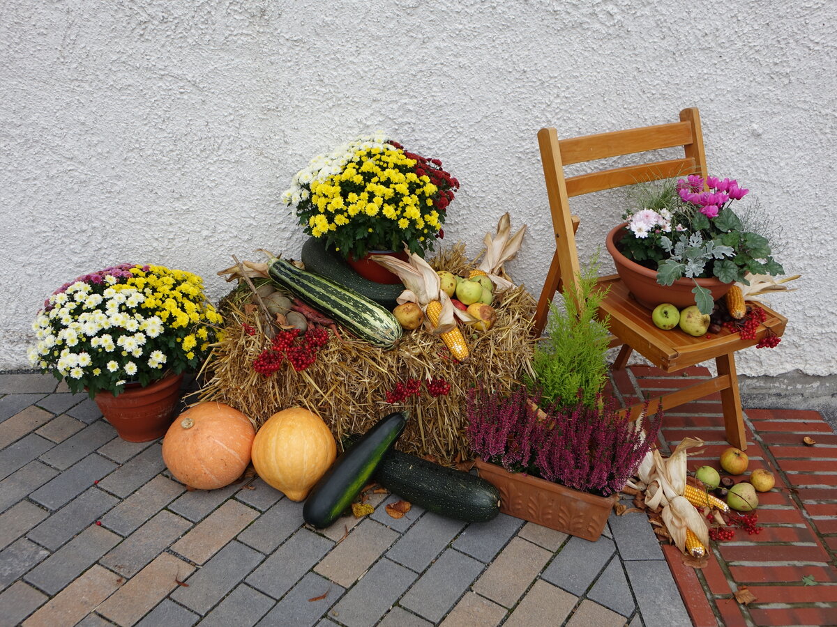 Barenburg, Erntedankschmuck vor der Hl. Kreuz Kirche (07.10.2021)