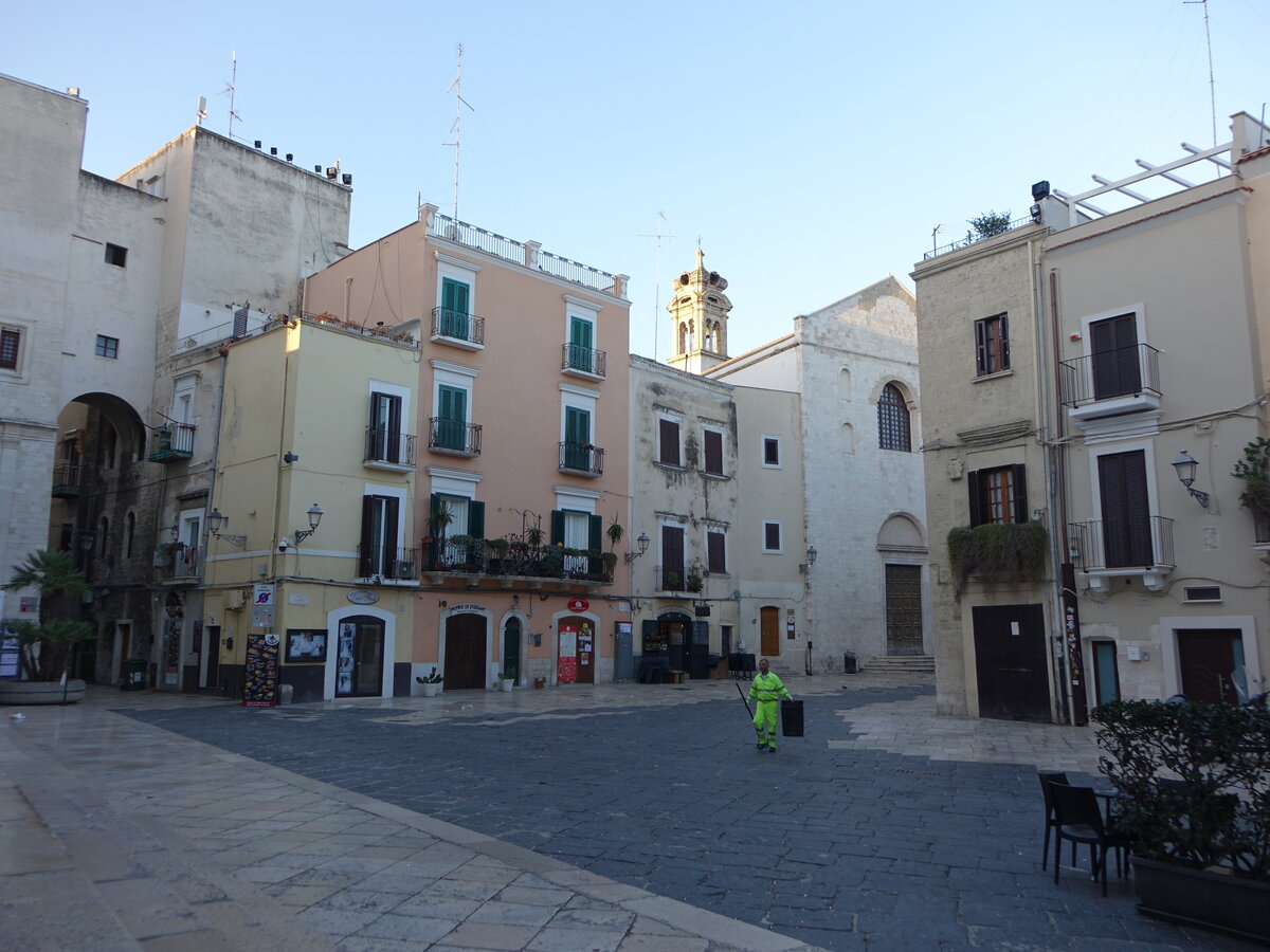 Bari, Huser an der Piazza dell Odegitria (28.09.2022)