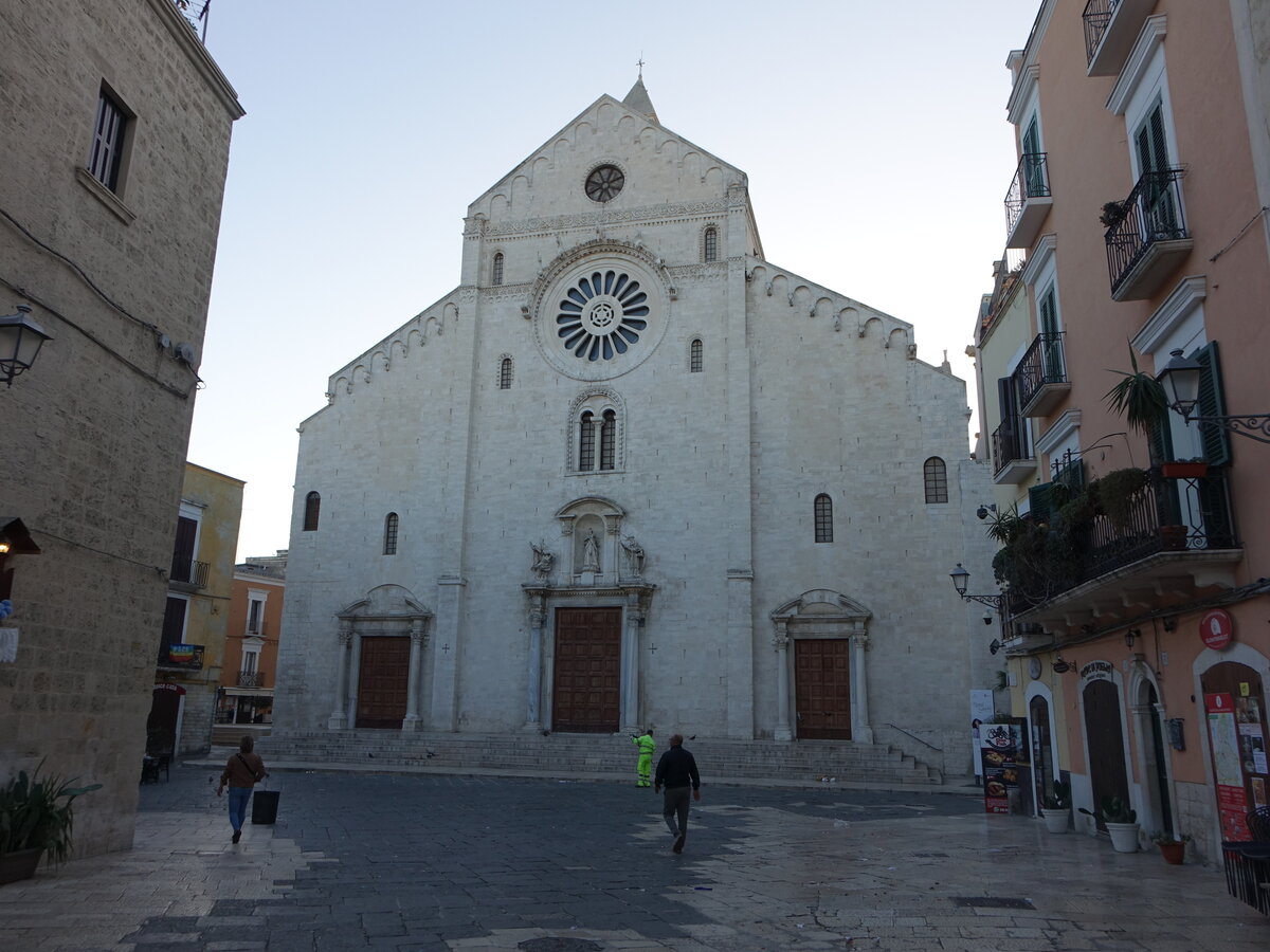 Bari, Kathedrale San Sabino, erbaut Ende des 12. Jahrhunderts im romanischen Stil (28.09.2022)