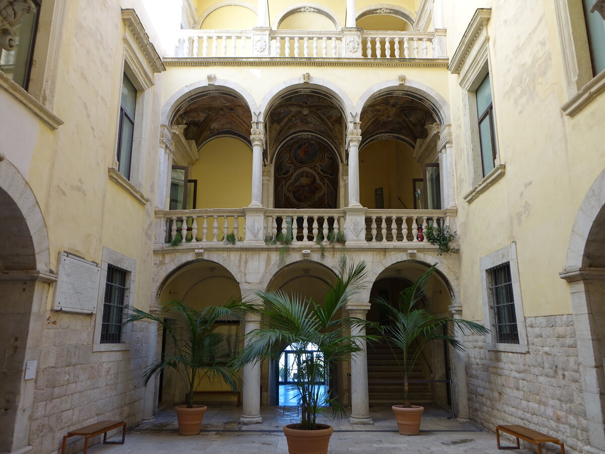 Barletta, Arkadenhof im Palazzo della Marra, erbaut um 1500 (27.09.2022)