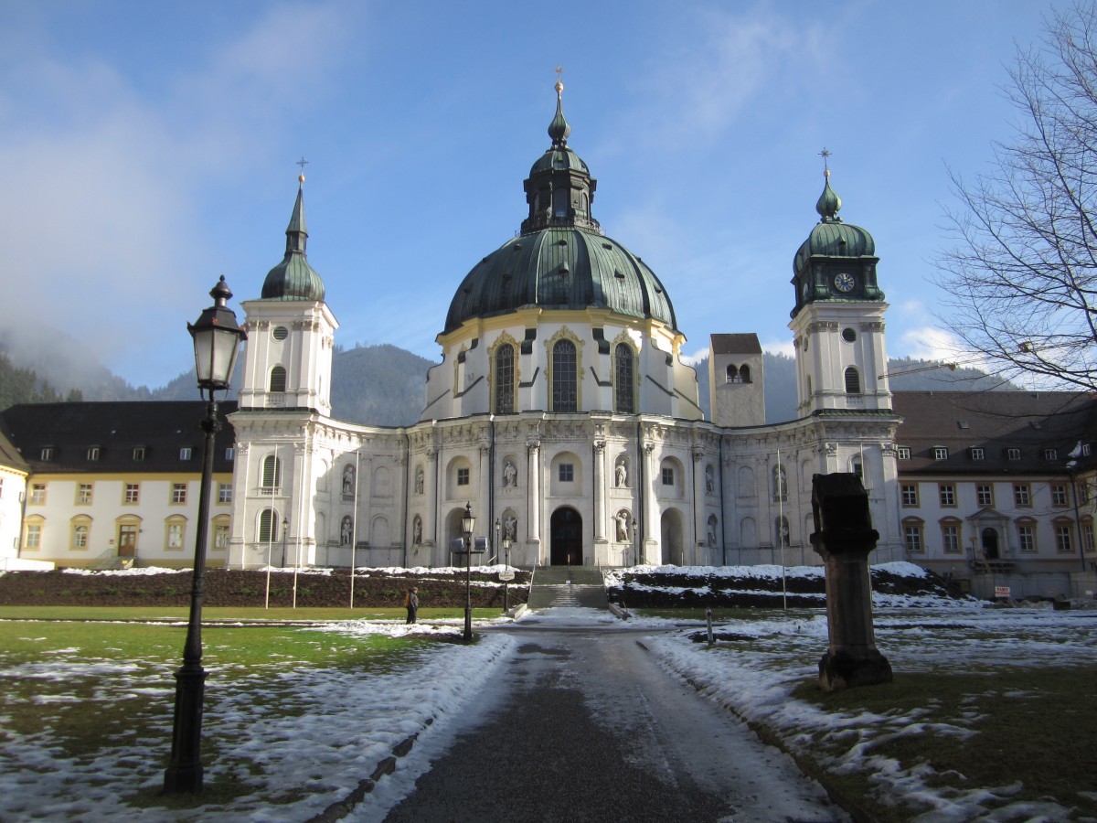 Barocke Benediktinerabtei Ettal, Fassade der Klosterkirche von 1894 (12.01.2014)