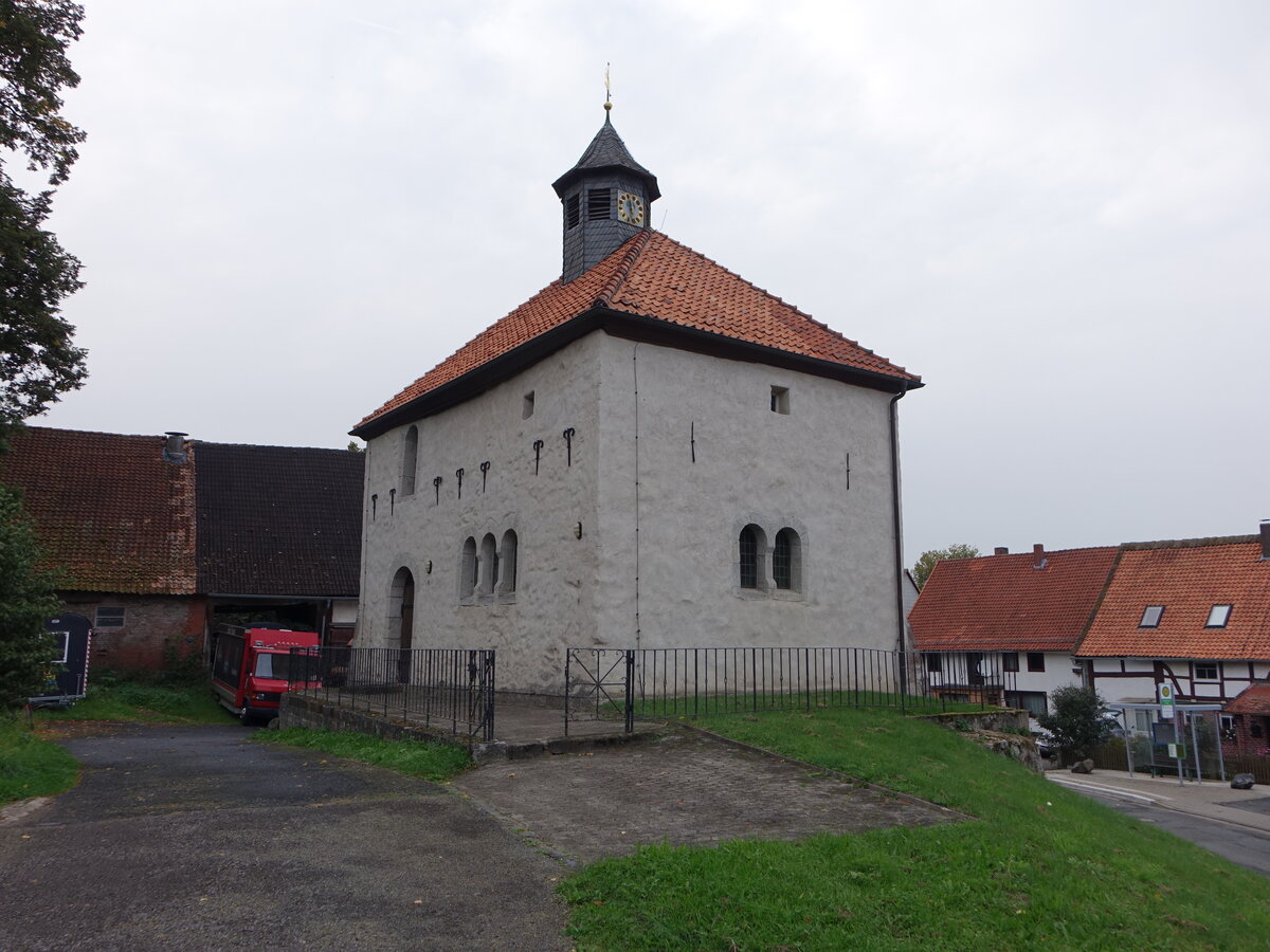 Bartshausen, Kapelle, zweigeschossige Wehrkirche aus verputzten Bruchsteinen, erbaut im 12. Jahrhundert (29.09.2023)