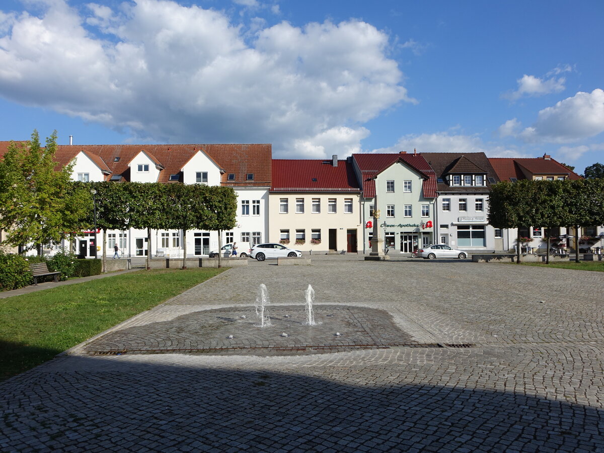 Baruth/Mark, Brunnen und H�user am Walter Rathenau Platz (08.09.2025)