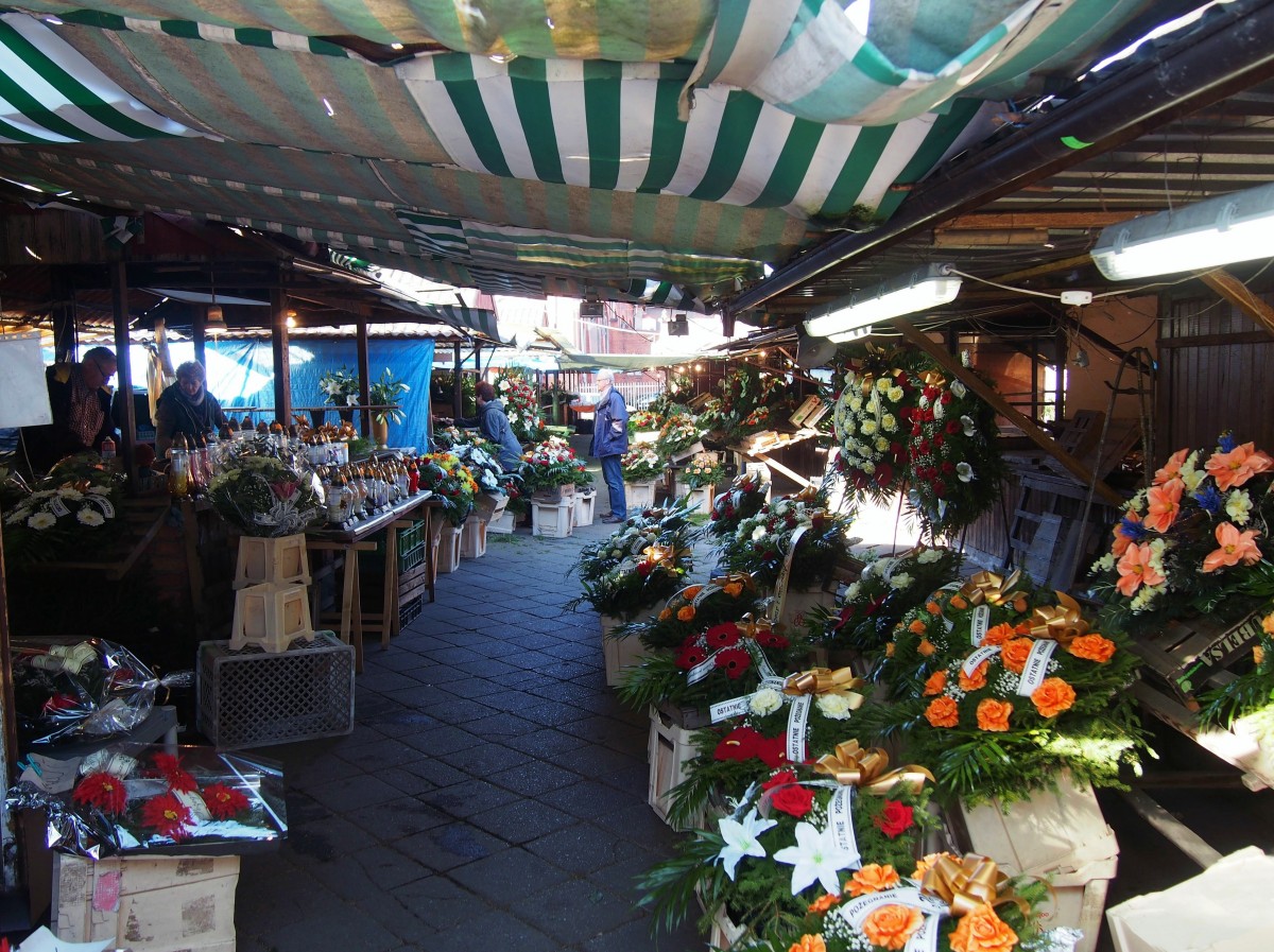 Basar neben der historischen Markthalle. (2. Oktober 2015)