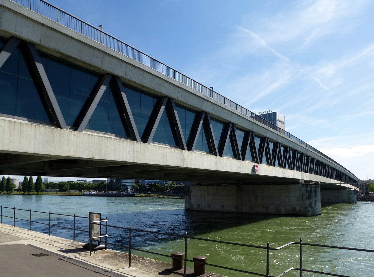 Basel, die 226m lange Dreirosenbrcke ber den Rhein, doppelstckige Stahlverbund-Fachwerkbrcke fr die Autobahn (unten), Straenbahn und Straenverkehr, Rad-und Fuweg verluft oben, Juli 2016 