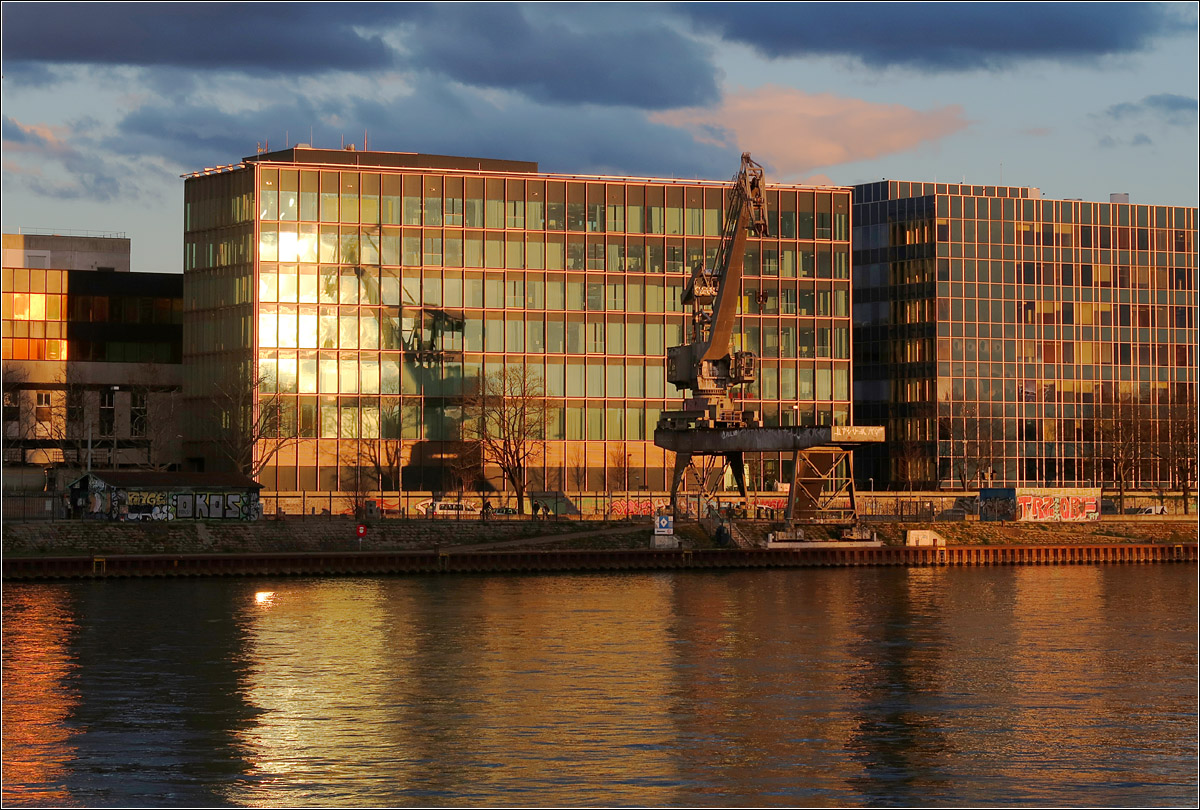 Basel im Abendlicht -

Seit 2017 steht der alte Hafenkran im Klybeck. Frher hatte er seinen Platz auf der gegenberliegenden Rheinseite, wo er bis 2009 in Betrieb war.

07.09.2019 (M) 