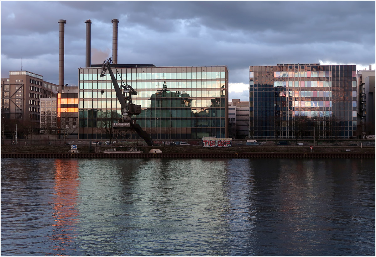 Basel im Abendlicht -

Spiegelung in Gebude im Klybeckareal.

07.03.2019 (M)