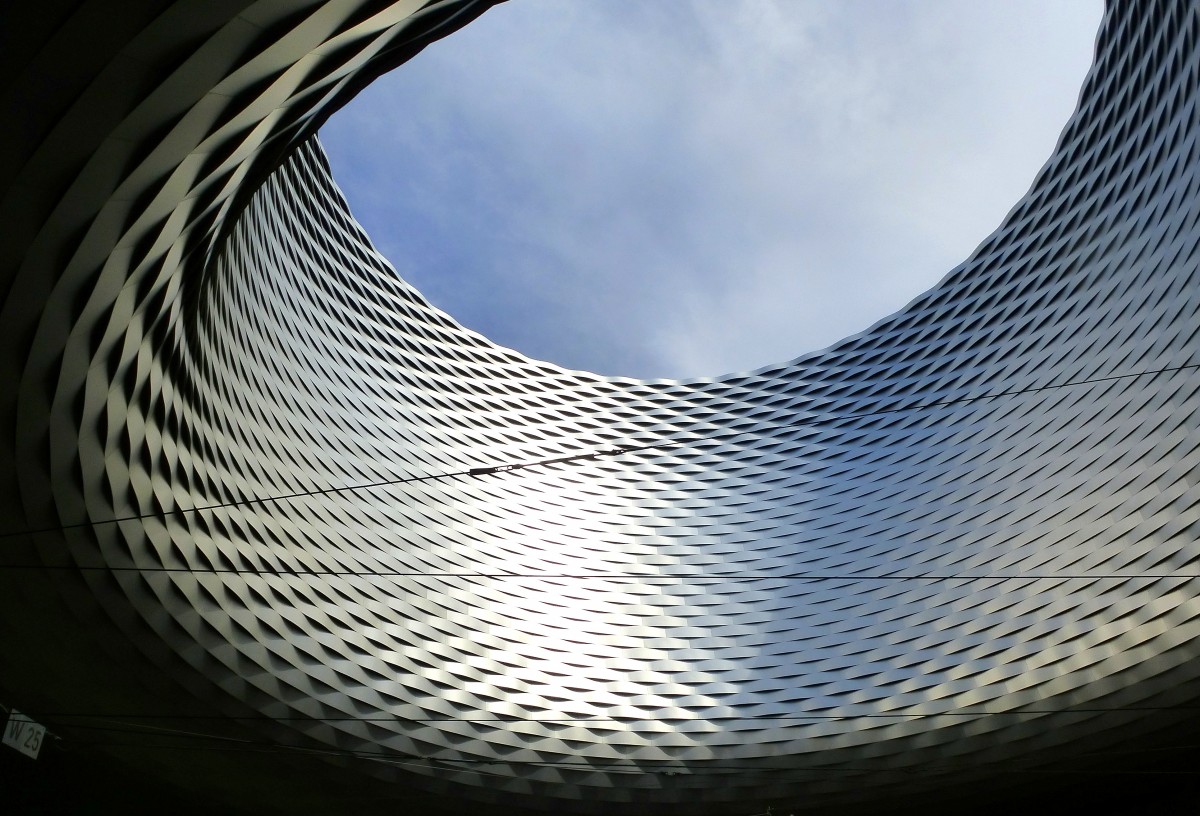 Basel, das architektonisch auffllig gestaltete  Guckloch  in den Messehallen der Neuen Messe Basel, Juni 2015