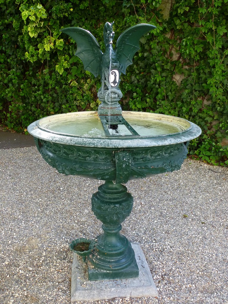 Basel, Basilisken-Brunnen mit dem Basler Wappentier, 28 dieser Brunnen stehen im Stadtgebiet, die ltesten seit 1898, Mai 2015