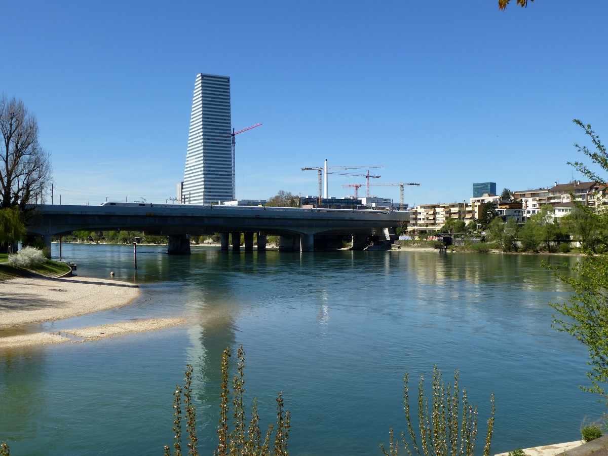 Basel, die Birs von links kommend mündet hier in den Rhein, dahinter die Schwarzwaldbrücke und der neue Roche Tower, April 2015