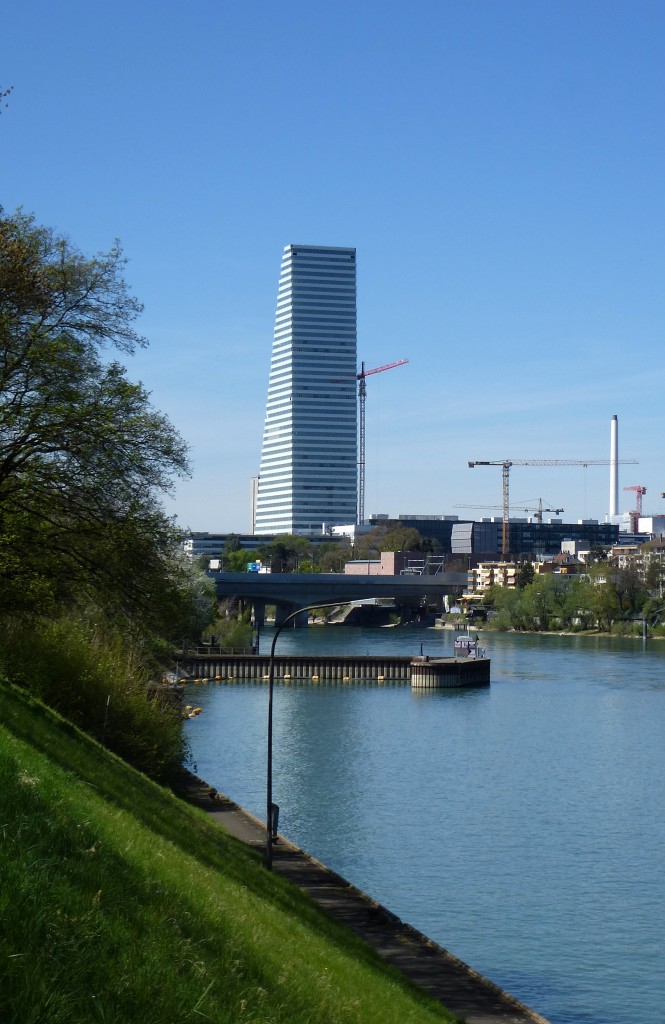 Basel, Blick auf den 178m hohen Roche-Tower, Mai 2015