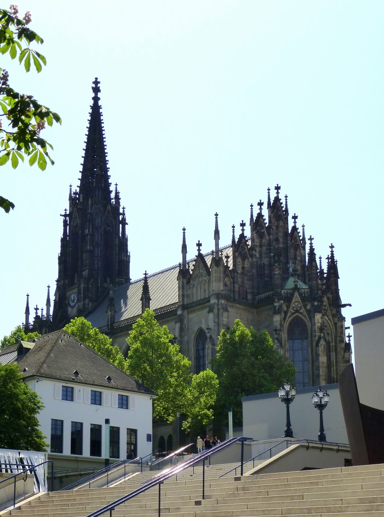 Basel, Blick von der Freitreppe am Theater zur Elisabethenkirche mit dem 72m hohen Turm, Mai 2015