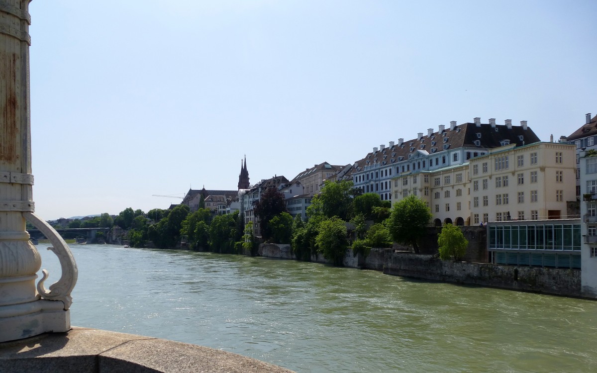 Basel, Blick von der Mittleren Rheinbrcke rheinaufwrts, im Hintergrund das Mnster, Mai 2015 