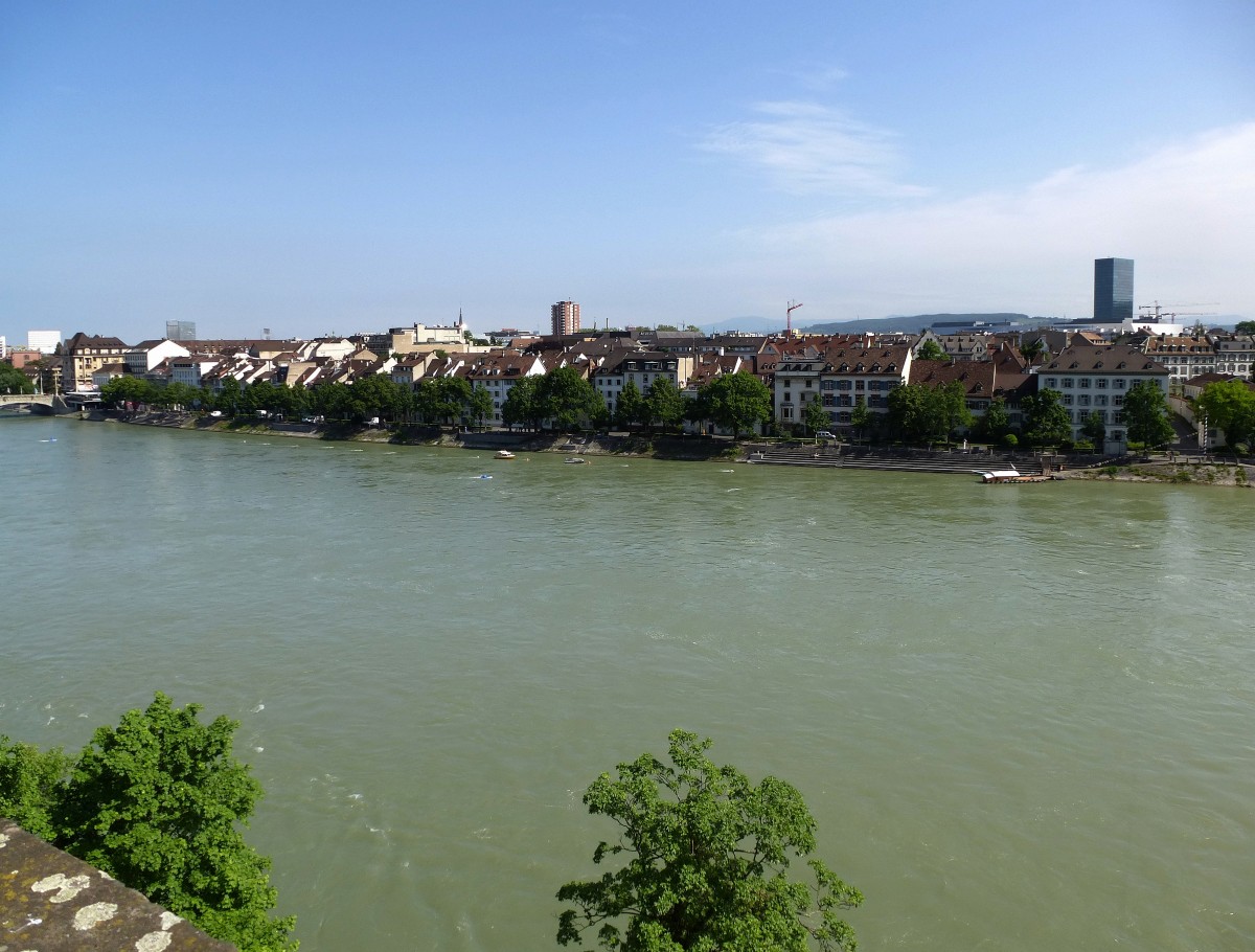 Basel, Blick von der Pfalz auf den Rhein und den rechtsrheinischen Stadtteil Kleinbasel, Mai 2015 