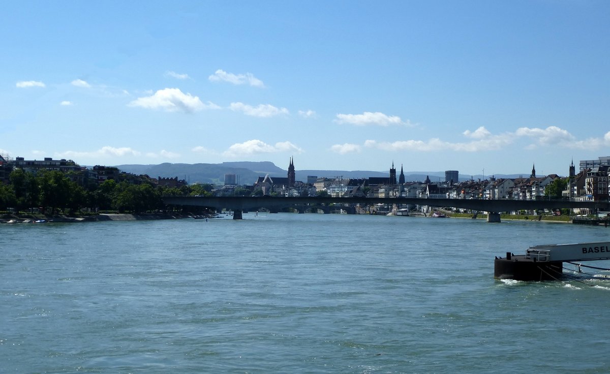 Basel, Blick rheinaufwärts zur Johanniterbrücke, dahinter die Altstadt mit dem Münster, am Horizont die Berge der Schweizer Jura, Juli 2016