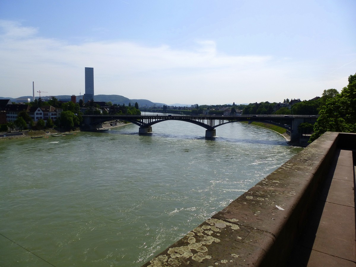 Basel, Blick rheinaufwrts zur Wettsteinbrcke von der Aussichtsterrasse am Mnster, Mai 2015