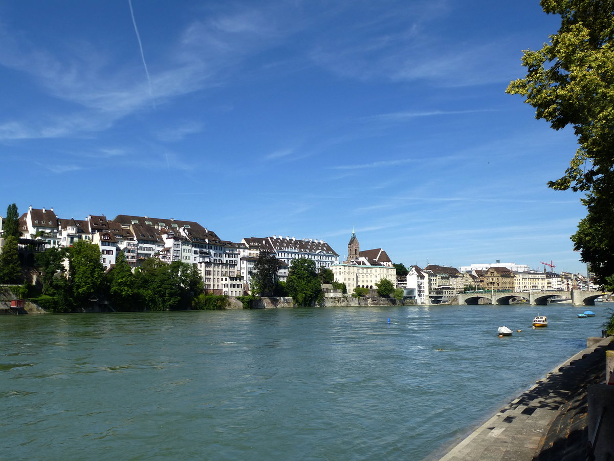 Basel, Blick vom Rheinufer in Kleinbasel fluabwrts zur Mittleren Brcke, Juli 2016