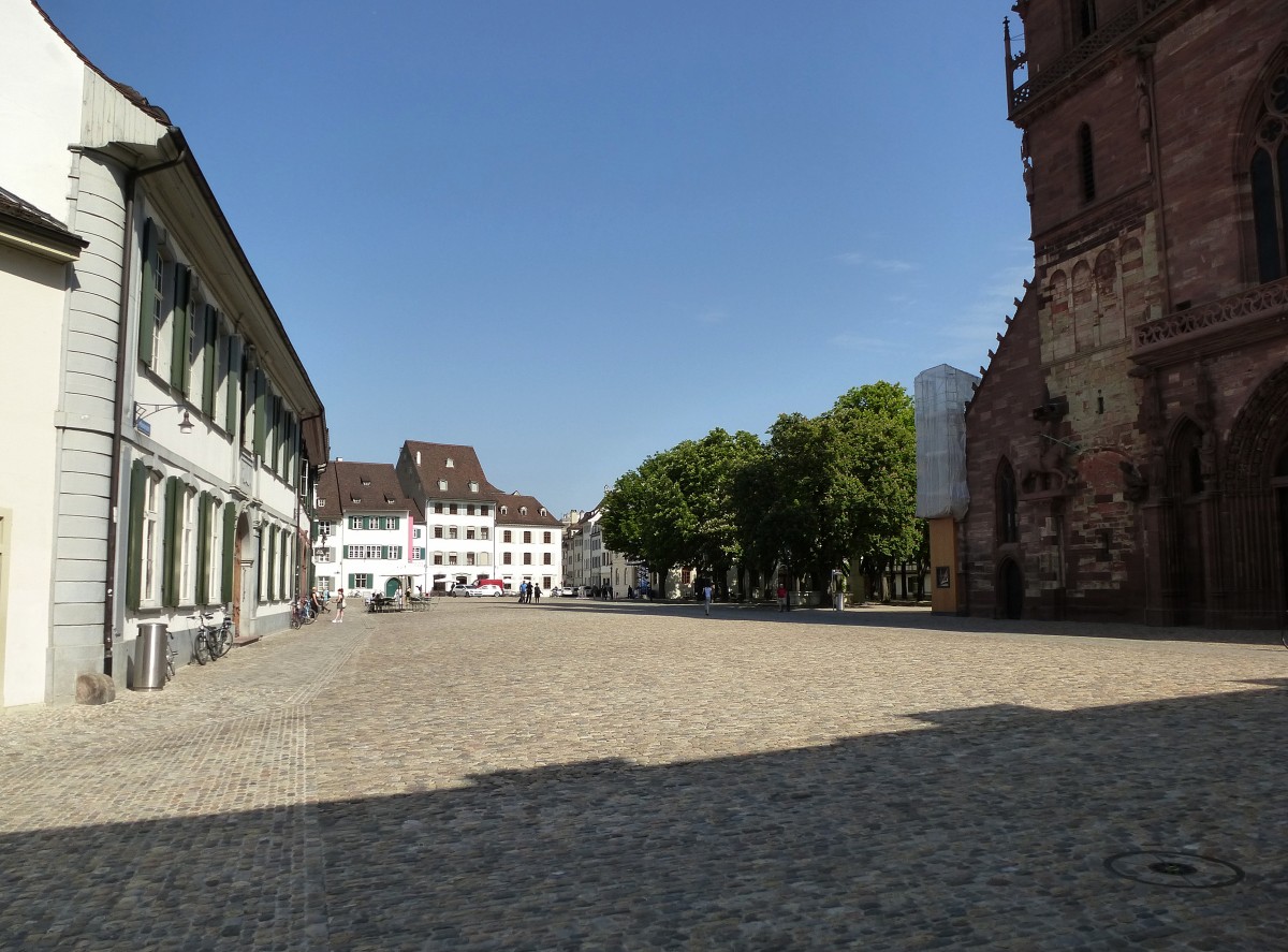 Basel, Blick ber den Mnsterplatz mit den historischen Domherrenhusern, Mai 2015