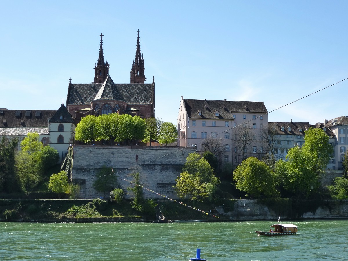 Basel, Blick ber den Rhein mit der Seilfhre  Leu  auf das Mnster, Mai 2015