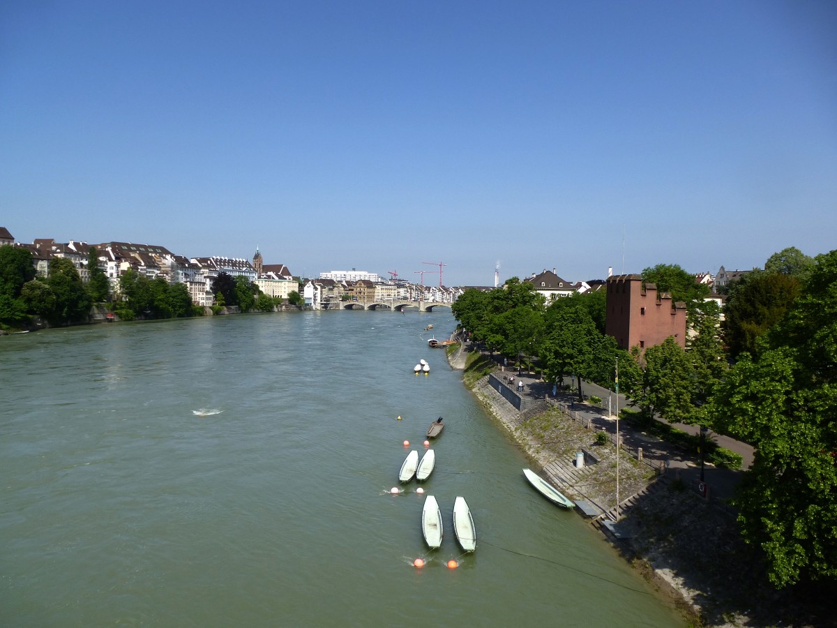 Basel, Blick von der Wettsteinbrcke entlang des Rheinufers in Kleinbasel zur Mittleren Rheinbrcke, Mai 2015