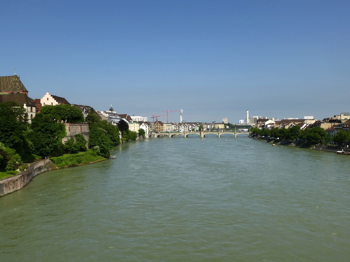 Basel, Blick von der Wettsteinbrcke rheinabwrts zur Mittleren Rheinbrcke, Mai 2015