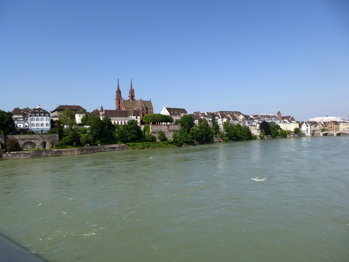 Basel, Blick von der Wettsteinbrcke ber den Rhein zum Mnster, Mai 2015