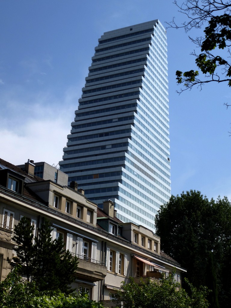 Basel, Blick zum 178m hohen Roche-Tower vom Schaffhauserrheinweg, juni 2015