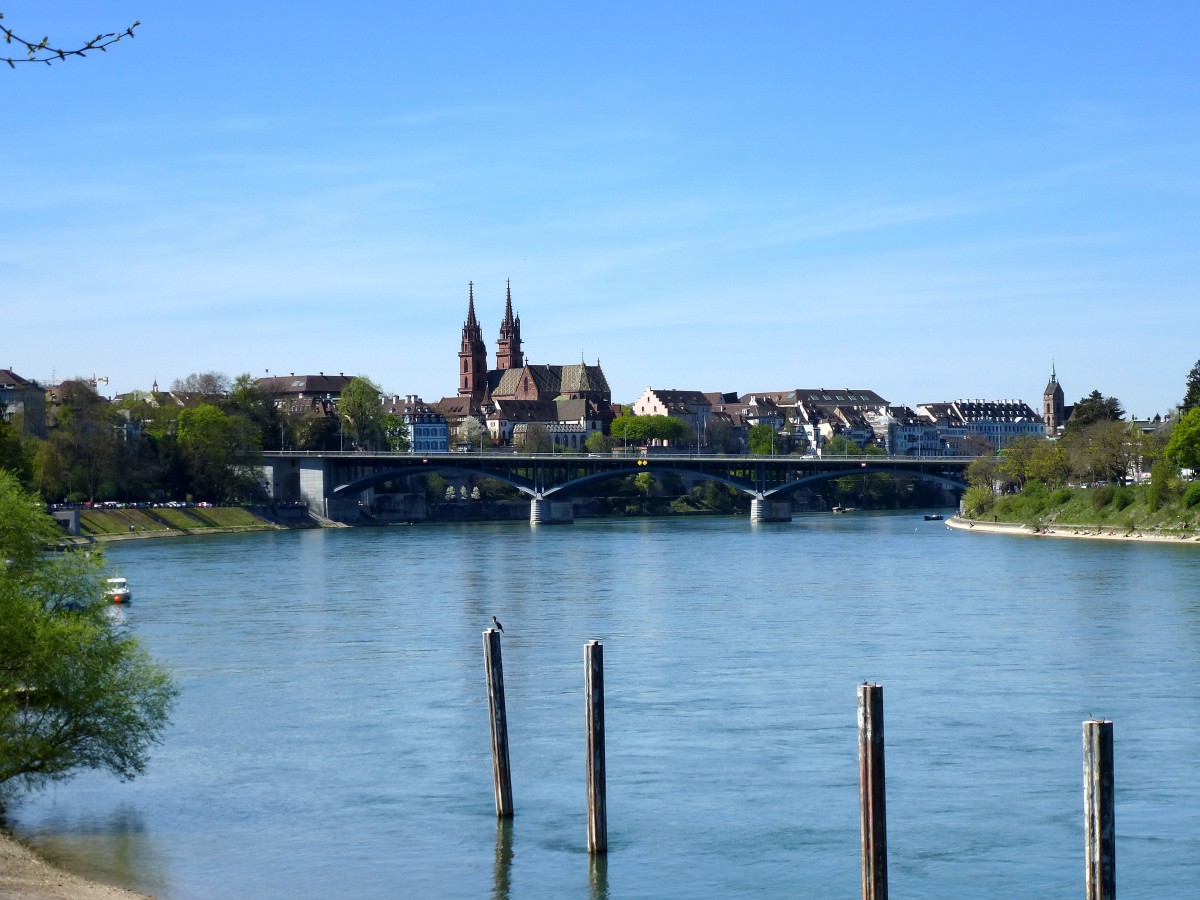 Basel, Blick zum Münster, davor die Wettsteinbrücke über den Rhein, April 2015