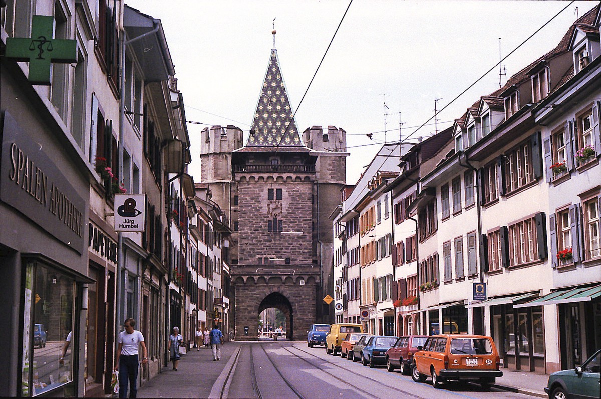 Basel - Die Strae Spatenvorstadt mit Spalentor. Aufnahme: Juli 1984 (digitalisiertes Negativfoto).