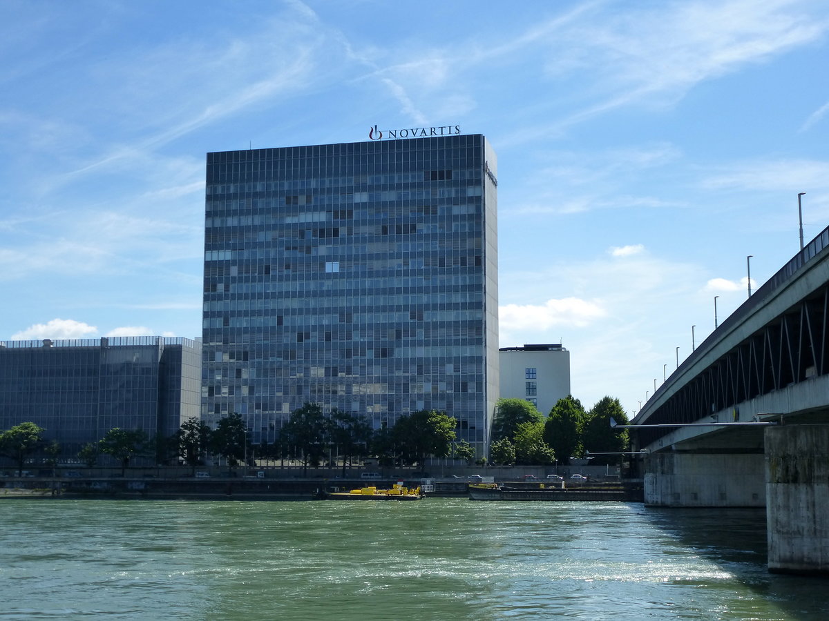 Basel, Dreirosenbrcke mit dem Novartis-Hochhaus auf der Kleinbaseler Seite, Juli 2016