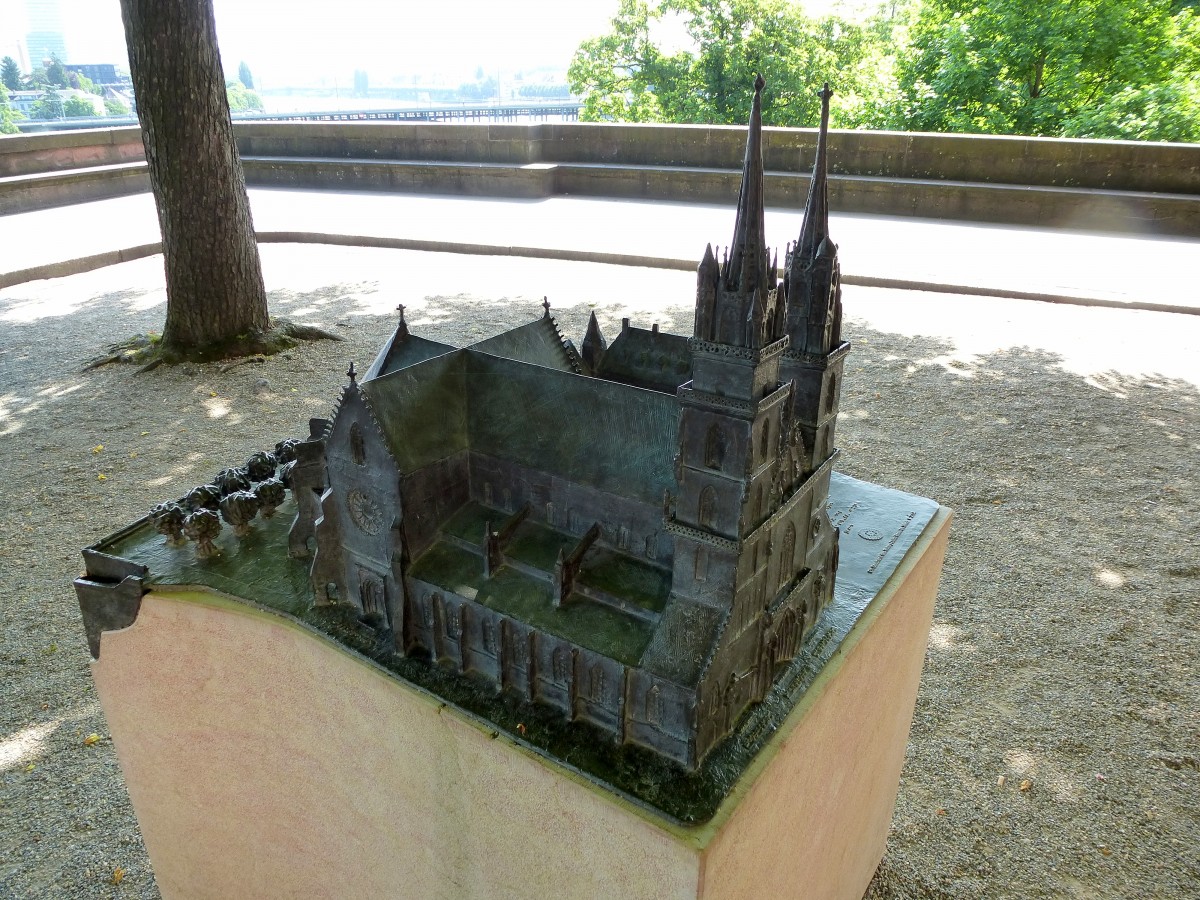 Basel, ein Tastmodell des Mnsters fr Sehgeschdigte auf der Aussichtsterrasse, Mai 2015