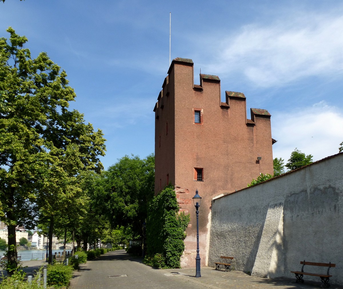 Basel, ein Teil der ehemaligen Stadtbefestigung von Kleinbasel unmittelbar am Rheinufer, Juni 2015