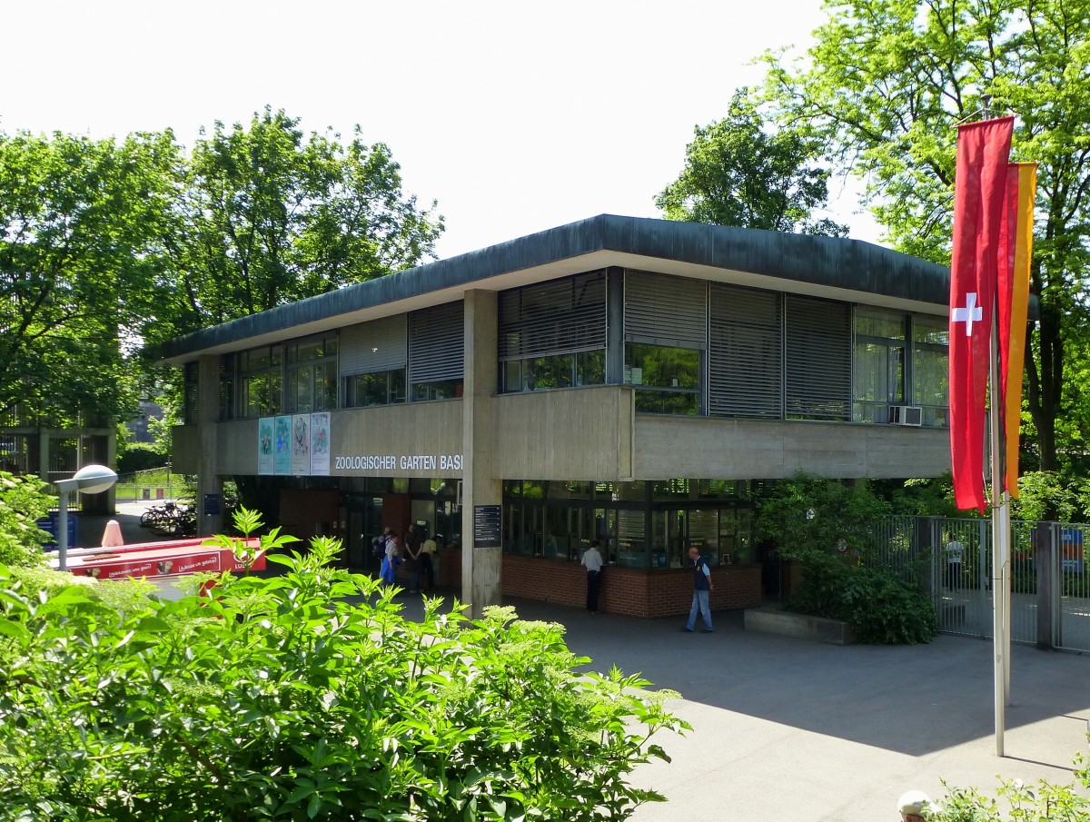 Basel, Eingang zum Zoologischen Garten, der 1874 erffnete Zoo ist der lteste in der Schweiz und gehrt zu den bedeutendsten in Europa, Mai 2015