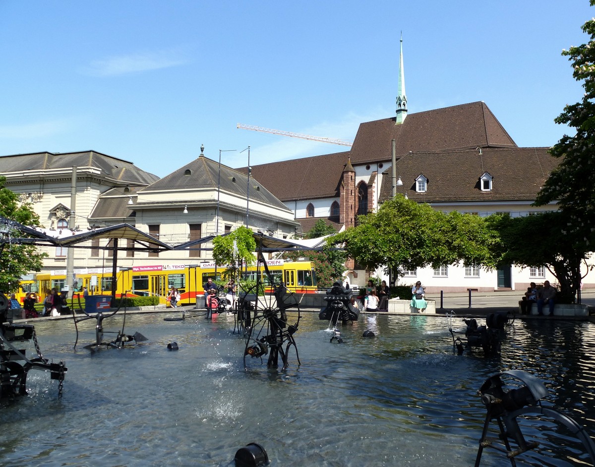 Basel, der Fasnachtsbrunnen auf dem Theaterplatz, 1975-77 vom Schweizer Knstler Tinguely geschaffen, Mai 2015