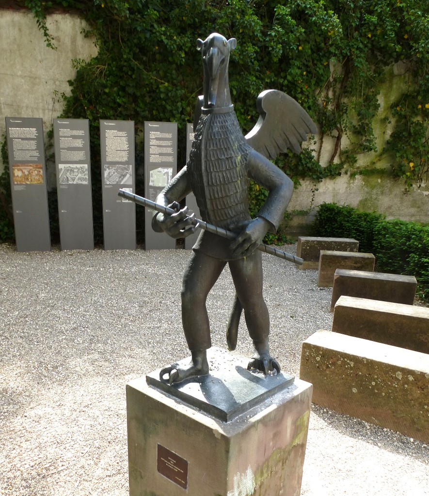 Basel, der  Gryff  in Bronze, eine Wappenfigur von Kleinbasel, Mai 2015