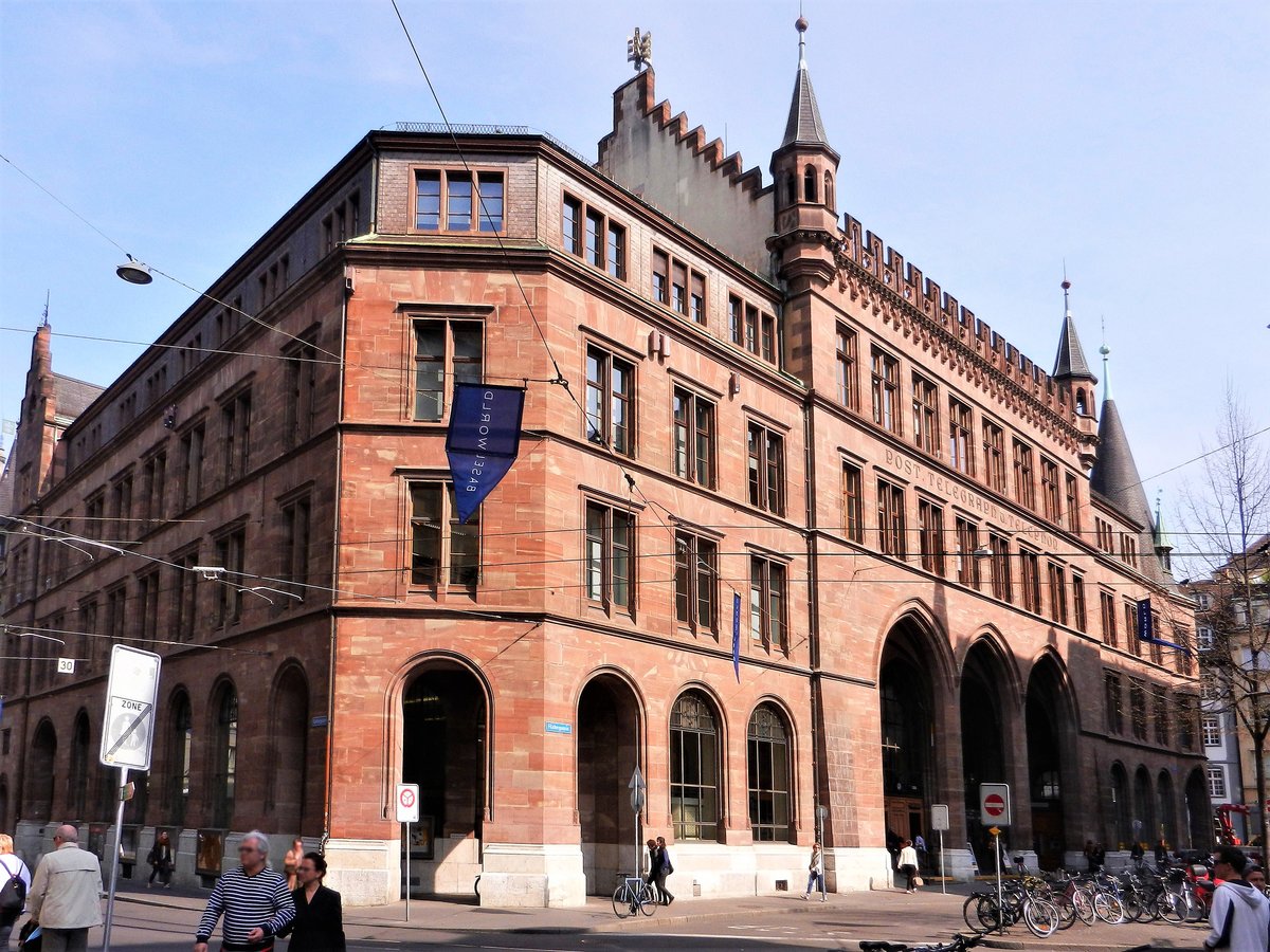 Basel, die Hauptpost (Poststelle 4001, Basel 1) gibt es seit 1853 und soll aus Profitgrnden 2018 schliessen. Das Gebude aus Sandstein steht unter Denkmalschutz und ist in privatem Besitz - 01.04.2014