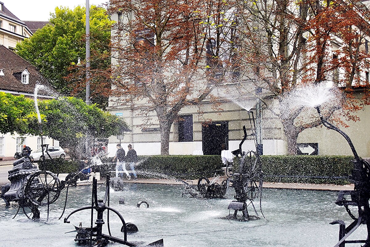 BASEL (Kanton Basel-Stadt), 01.10.2020, der Fasnachtsbrunnen auf dem Theaterplatz, ein vom Knstler Jean Tinguely geschaffener Brunnen mit zehn maschinellen Skulpturen in einem groen Wasserbecken, die die fr Jean Tinguely typischen Wasserspiele zeigen