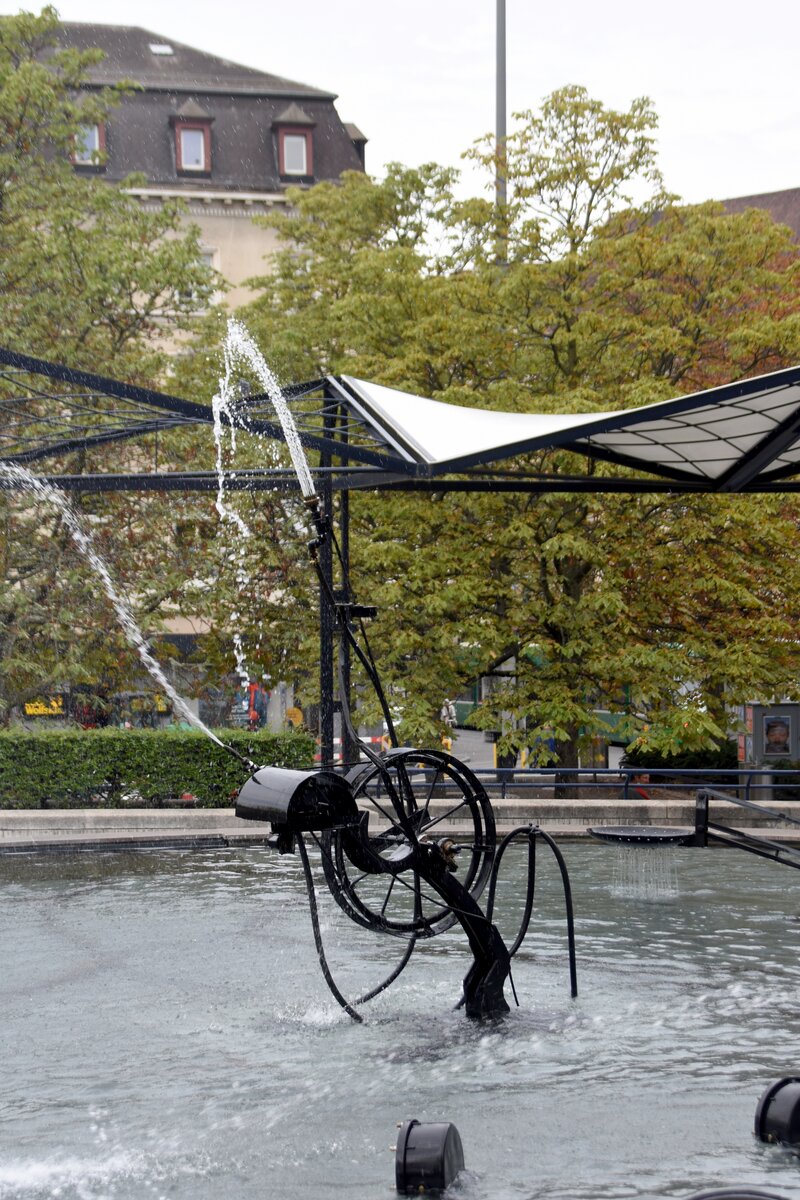 BASEL (Kanton Basel-Stadt), 01.10.2020, eine der zehn maschinellen Skulpturen im Fasnachtsbrunnen auf dem Theaterplatz, die vom Knstler Jean Tinguely geschaffenen wurden
