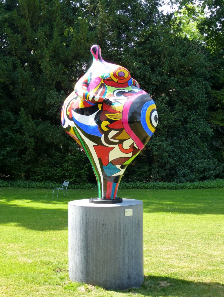 Basel, Kunstwerk  Gwendolyn  von der Schweizer Knstlerin Niki de Saint Phalle von 1966, steht in der Paul Sacher-Anlage, Juni 2015