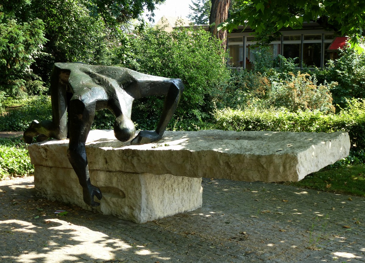 Basel, Kunstwerk in der Paul Sacher-Anlage, einem Park unmittelbar am Rheinufer in Kleinbasel, Juni 2015