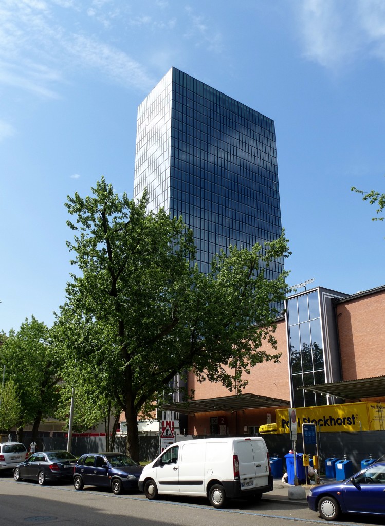 Basel, der Messeturm, ein Brohochhaus in Kleinbasel, 105m hoch, erbaut 2001-03,, Juni 2015