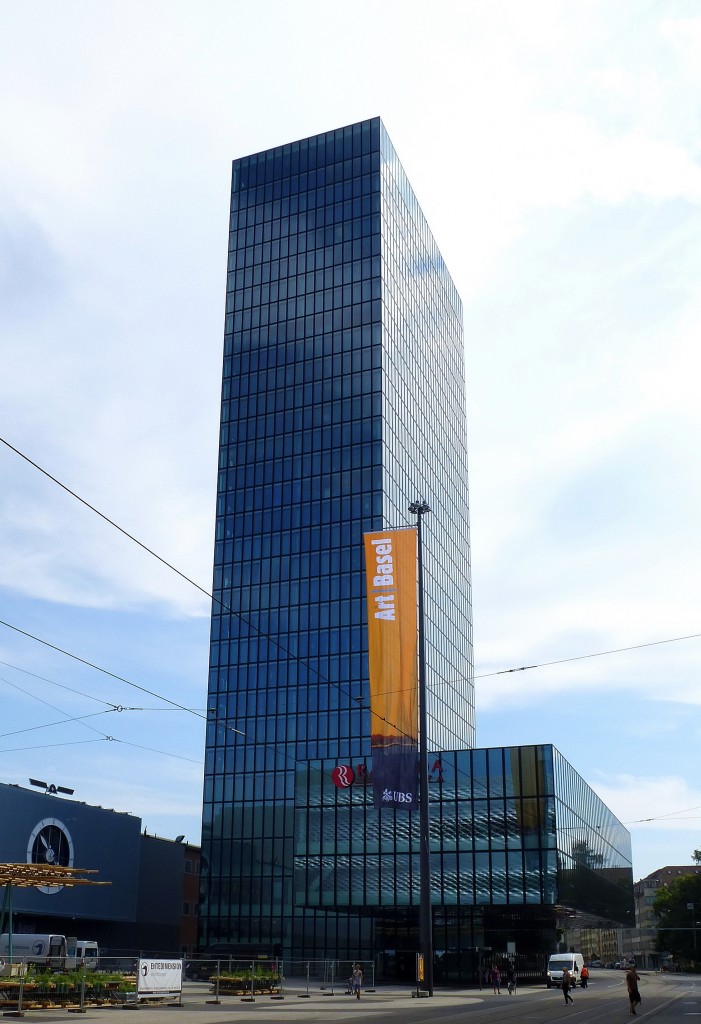 Basel, der Messeturm mit 32 Etagen ist das Zentrum der Neuen Messe, Architekten waren Morger&Degelo, Juni 2015