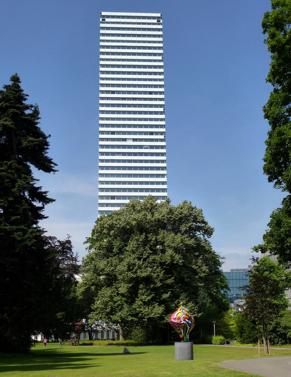 Basel, der neu erbaute Roche-Tower, Blick auf die Ostfassade, Juni 2015