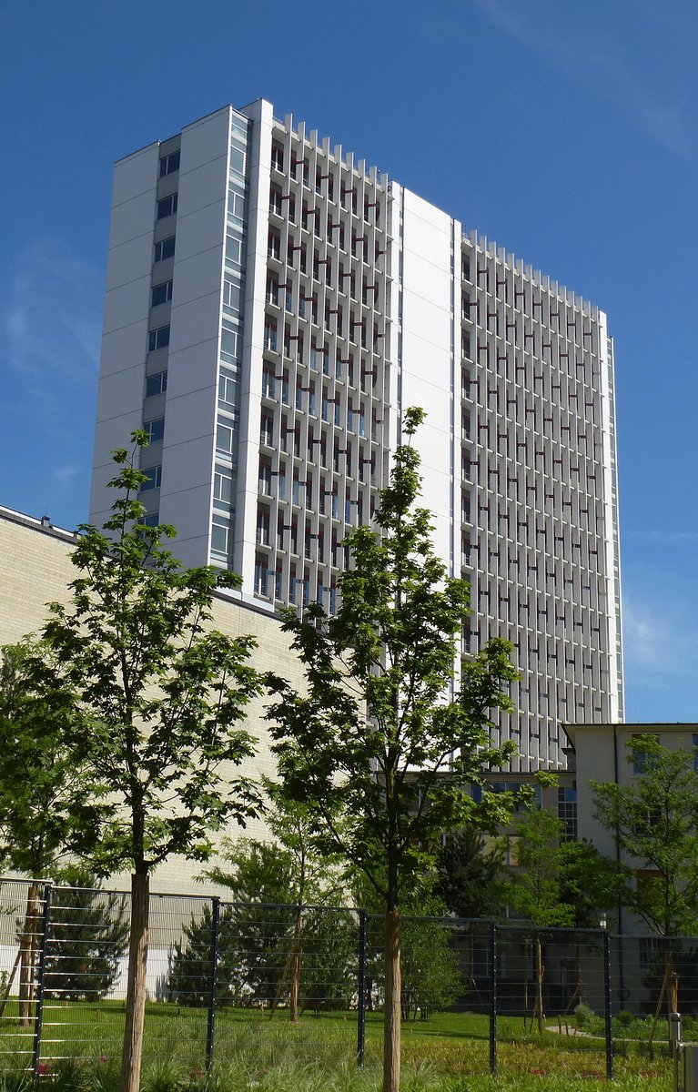 Basel, Novartis-Hochhaus auf dem Firmengelnde des Chemie-Konzerns, Juli 2016