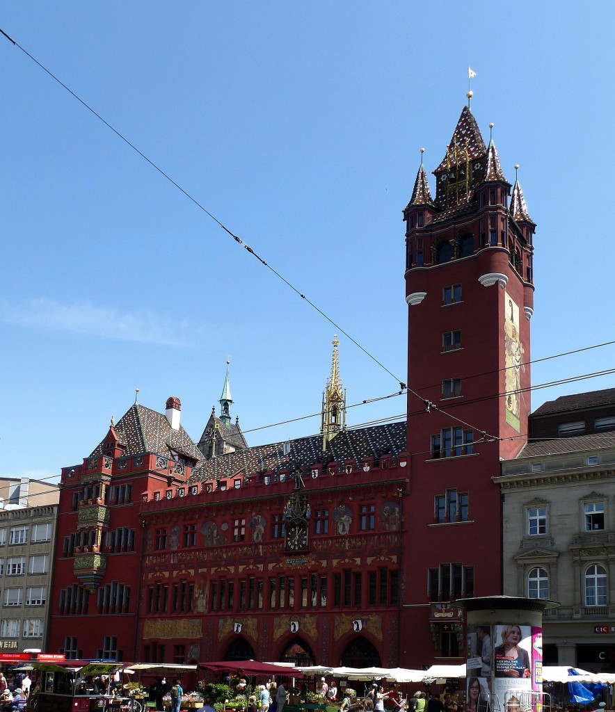 Basel, das Rathaus am Marktplatz, gebaut 1504-14 aus markantem roten Sandstein, Mai 2015
