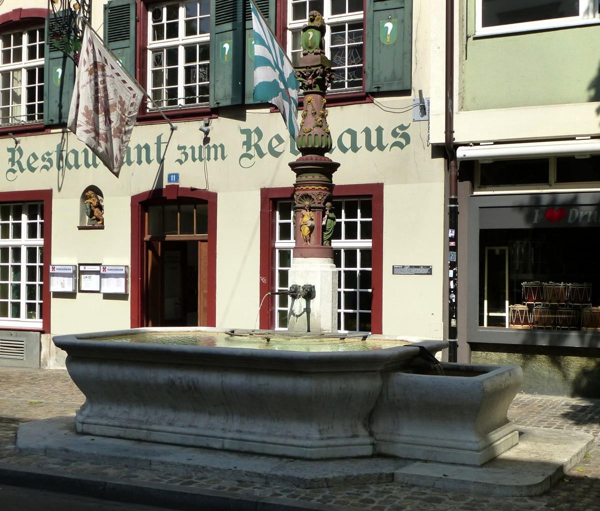 Basel, der Rebhausbrunnen in Kleinbasel steht seit 1863 an diesem Platz, seit 1915 unter Denkmalschutz, Juni 2015