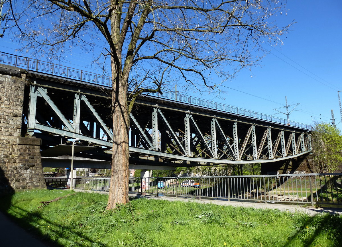 Basel, die Rheintalbahn berquert auf dieser Eisenbahnbrcke das Flchen Wiese an der Grenze zu Deutschland, April 2015